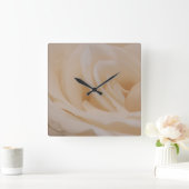 Horloge Carrée Closeup Rose couleur crème (Maison)