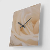 Horloge Carrée Closeup Rose couleur crème (Angle)
