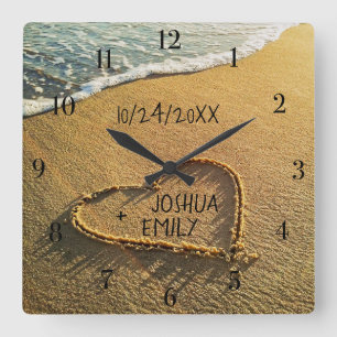 Horloge Carrée Cœur dans le rivage de la plage vue sur l'océan tr