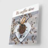 Horloge Carrée Coffee time with beans and cup customizable text (Angle)