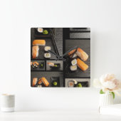 Horloge Carrée Collection de sushis sur arrière - plan noir (Maison)