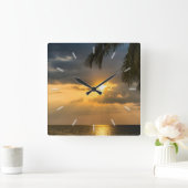 Horloge Carrée Coucher de soleil sur l'océan avec Frances de palm (Maison)