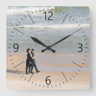 Horloge Carrée Couple marchant le long du rivage