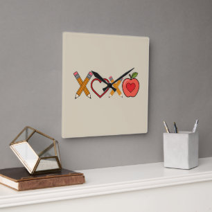 Horloge Carrée Crayon et pomme XOXO pour la Saint-Valentin pour l
