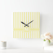 Horloge Carrée Crème Moderne Rayure avec Monogramme (Maison)