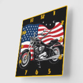 Horloge Carrée Croisière avec fierté à côté du drapeau américain (Angle)