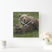 Horloge Carrée Cubs d'ours Brown se léchant avec leur mère (Maison)