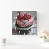 Horloge Carrée Cupcake aux framboises roses (Maison)