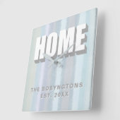 Horloge Carrée Custom Home Nom de famille pastel rayures neutres (Angle)