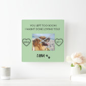 Horloge Carrée Custom Pet Tribute with Dates and Paw Prints (Maison)