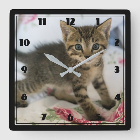 Horloge Carrée Cute Tabby Kitten À L'Air Surpris (Recto)