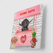 Horloge Carrée Dachshund Chien Valentine's Day Kissing Booth (Angle)