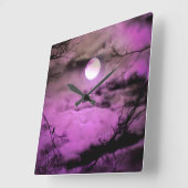 Horloge Carrée Dans Le Ciel De Violet (Angle)