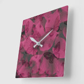 Horloge Carrée De Belles Papillons Sur Un Motif De Feuille Rose (Angle)