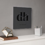 Horloge Carrée Décor de bureau de Monogramme noir moderne<br><div class="desc">L'horloge murale Carré Monogram noir est un ajout élégant et fonctionnel à tout espace de travail, parfait pour ceux qui recherchent des horloges personnalisées pour leur bureau. Cette horloge sophistiquée peut être customisée de noms, en faisant un cadeau unique pour les hommes et un choix idéal pour les cadeaux d'anniversaire...</div>