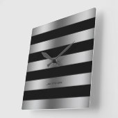 Horloge Carrée Design moderne Gris Argent Sur Arrière - plan Noir (Angle)