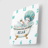 Horloge Carrée Détendez-vous dame dans la salle de bain (Angle)