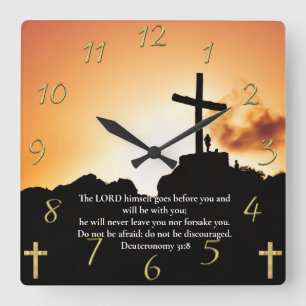 Horloge Carrée Deutéronome 31:8 croix sur une montagne