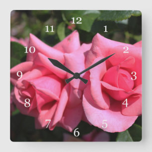 Horloge Carrée deux fleurs roses roses chaudes.