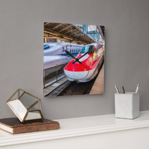Horloge Carrée Deux Shinkansen à la gare de Tokyo