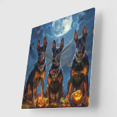 Horloge Carrée Doberman Halloween Éffrayant (Angle)