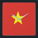 Horloge Carrée Drapeau du Vietnam<br><div class="desc">Le drapeau vietnamien est une étoile sur un champ. Les couleurs utilisées dans le drapeau sont le rouge et le jaune. La proportion du drapeau vietnamien est de 2:3. Le drapeau du Vietnam a été adopté en 1945.</div>