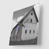 Horloge Carrée Drapeaux de nos agriculteurs - Grange avec drapeau (Angle)