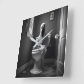 Horloge Carrée Drôle fantôme assis dans les toilettes (Angle)