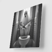 Horloge Carrée Drôle fantôme assis dans les toilettes (Angle)