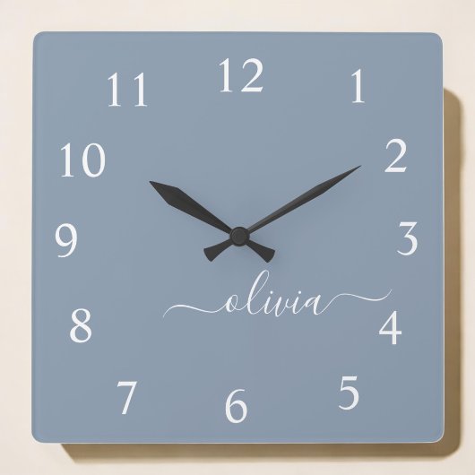 Horloge Carrée Dusty Blue Modern Script élégant Nom du monogramme