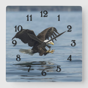 Horloge Carrée Eagle à l'approche
