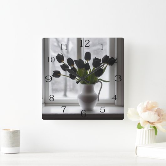 Horloge Carrée "Elégance dépoli : Tulipes noires dans un vase bla (Maison)