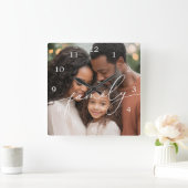 Horloge Carrée Elegant Script Overlay Family Photo (Maison)