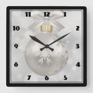 Horloge Carrée Élégante boule de Noël en argent sur les lumières 