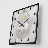 Horloge Carrée Élégante boule de Noël en argent sur les lumières  (Angle)