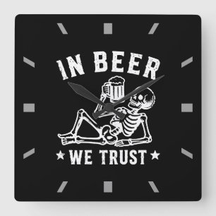 Horloge Carrée En bière, nous avons confiance squelette Beer Pong