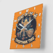 Horloge Carrée Épouvantail d'Halloween à la tombée de la nuit (Angle)