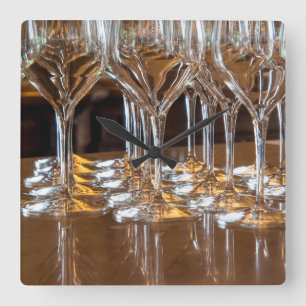 Horloge Carrée Europe, Italie, Toscane. Verres de vin dans un vig