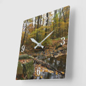 Horloge Carrée Fall Creek avec réflexion à Laurel Hill Park (Angle)