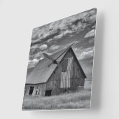 Horloge Carrée Farms | BW American Flag Barn Scene (Angle)