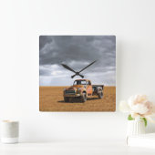 Horloge Carrée Farms | Old Truck in Field (Maison)
