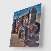 Horloge Carrée Farms | Rusty Antique Tractor (Angle)