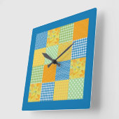 Horloge Carrée Faux-Patchwork, Daffodiles, Polkas, Chèques sur Bl (Angle)