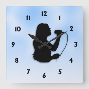 Horloge Carrée Femme Chanteur bleu avec chiffres noirs