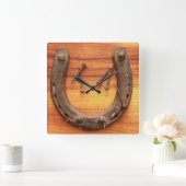 Horloge Carrée Fer à cheval chanceux avec des clous (Maison)