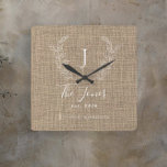Horloge Carrée Ferme rustique élégante famille monogrammed<br><div class="desc">Famille personnalisée vintage classique blanc monogramme,  nom,  et établi année chic brun clair beige et blanc rustique style maison de ferme burlap horloge murale.        Un cadeau de conservation moderne pour les mariages,  anniversaires,  ménagères,  Thanksgiving,  Noël ou toute autre occasion.</div>