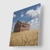 Horloge Carrée Fermes | Vielle grange rouge en champ de blé (Angle)