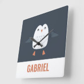 Horloge Carrée festif drôle petit pingouin personnalisé enfants (Angle)