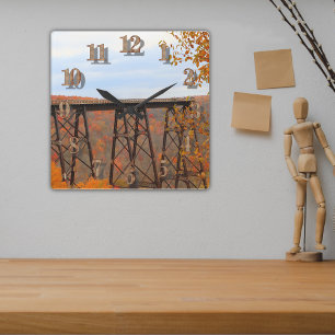Horloge Carrée Feuilles d'automne brillamment colorées au pont de
