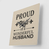 Horloge Carrée fière épouse d'un merveilleux mari (Angle)